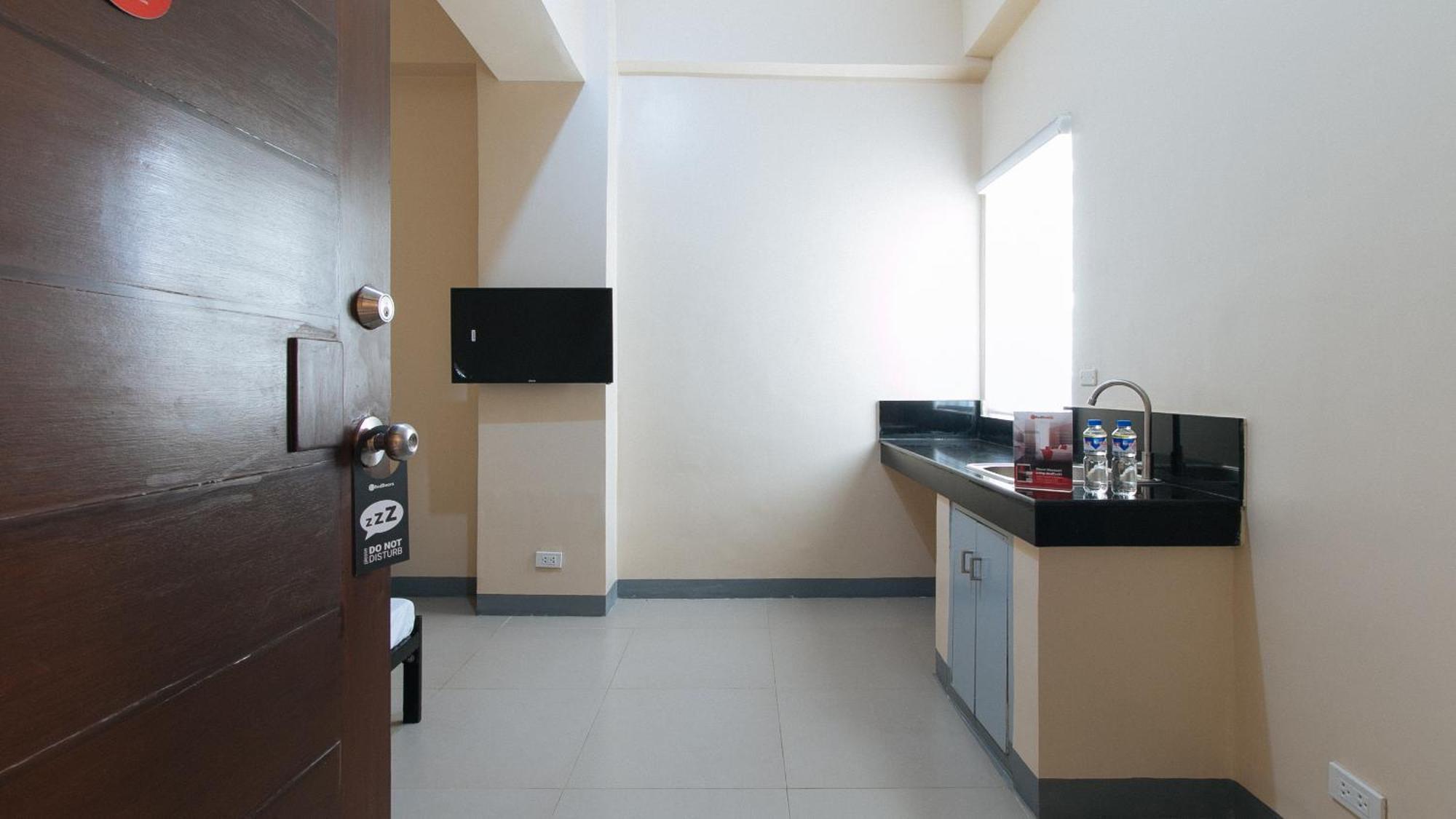 קואזון סיטי Reddoorz Plus @ Torre De Manuel Residences 1 מראה חיצוני תמונה