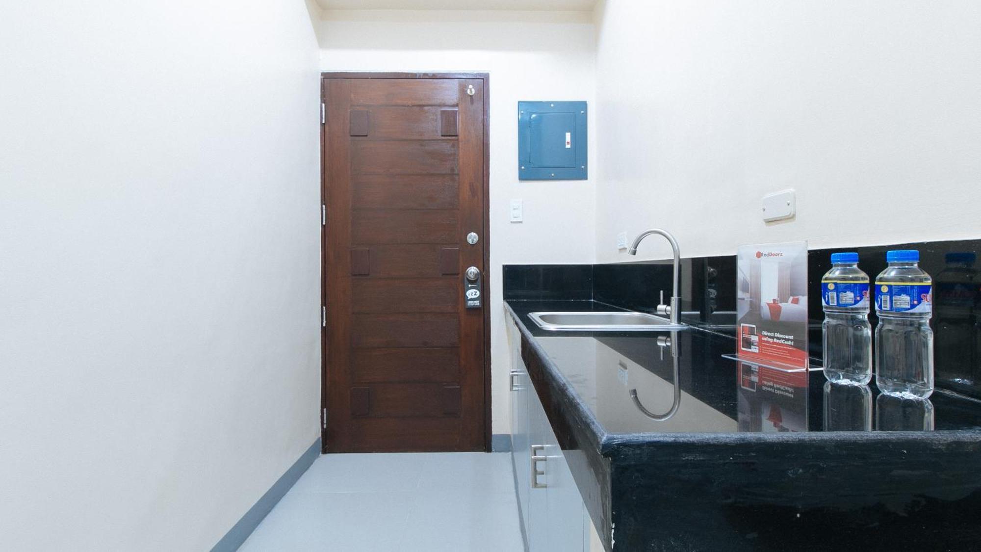 קואזון סיטי Reddoorz Plus @ Torre De Manuel Residences 1 מראה חיצוני תמונה