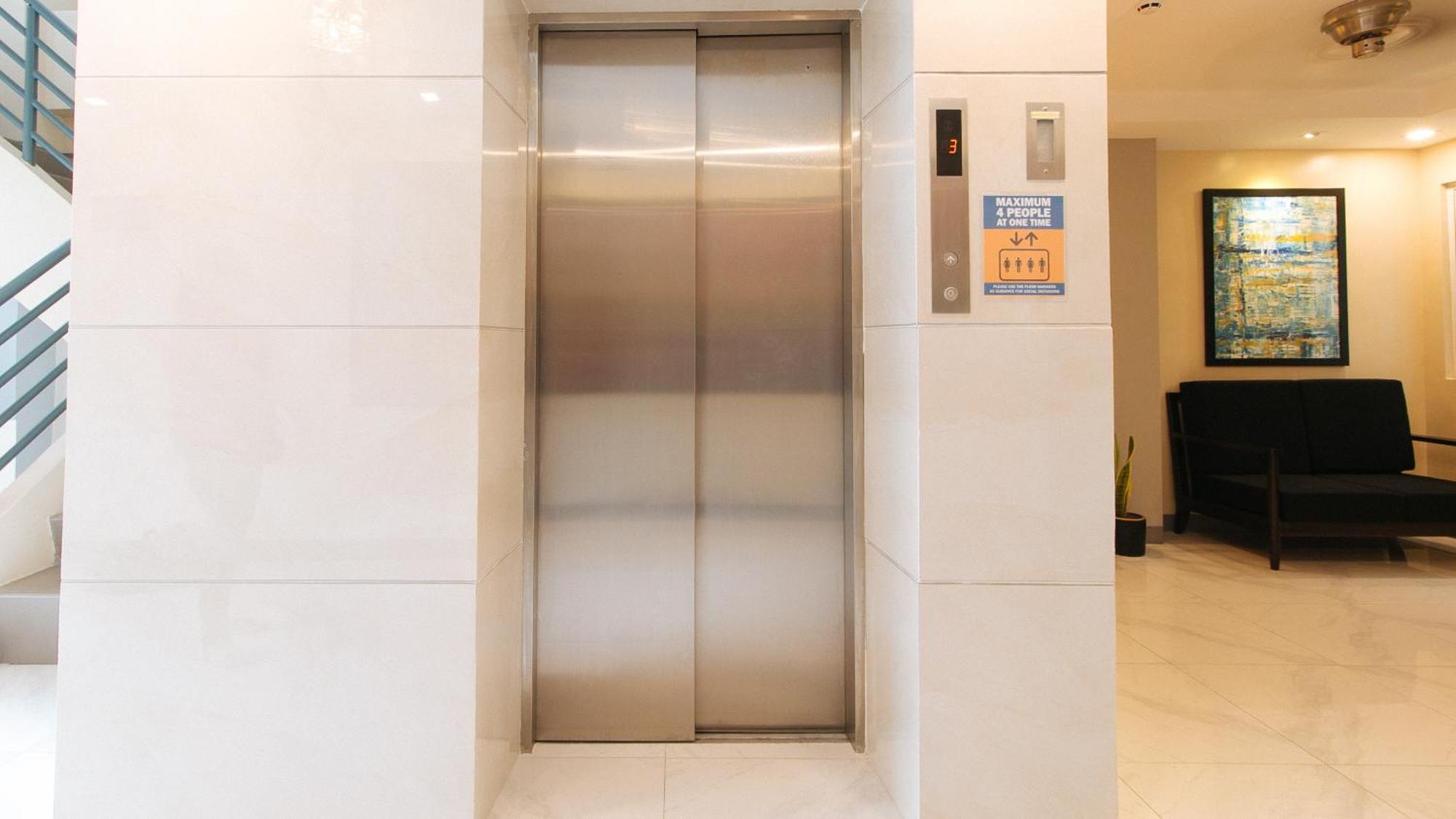 קואזון סיטי Reddoorz Plus @ Torre De Manuel Residences 1 מראה חיצוני תמונה