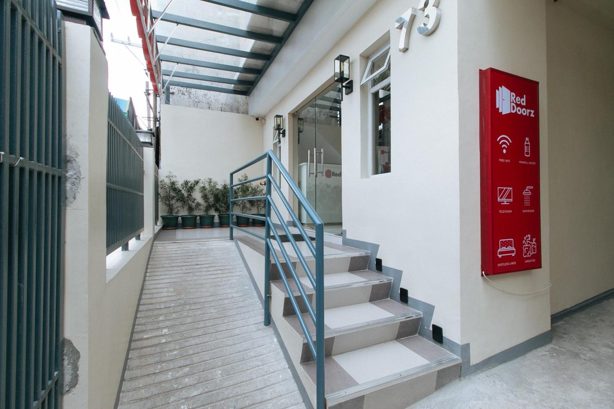 קואזון סיטי Reddoorz Plus @ Torre De Manuel Residences 1 מראה חיצוני תמונה